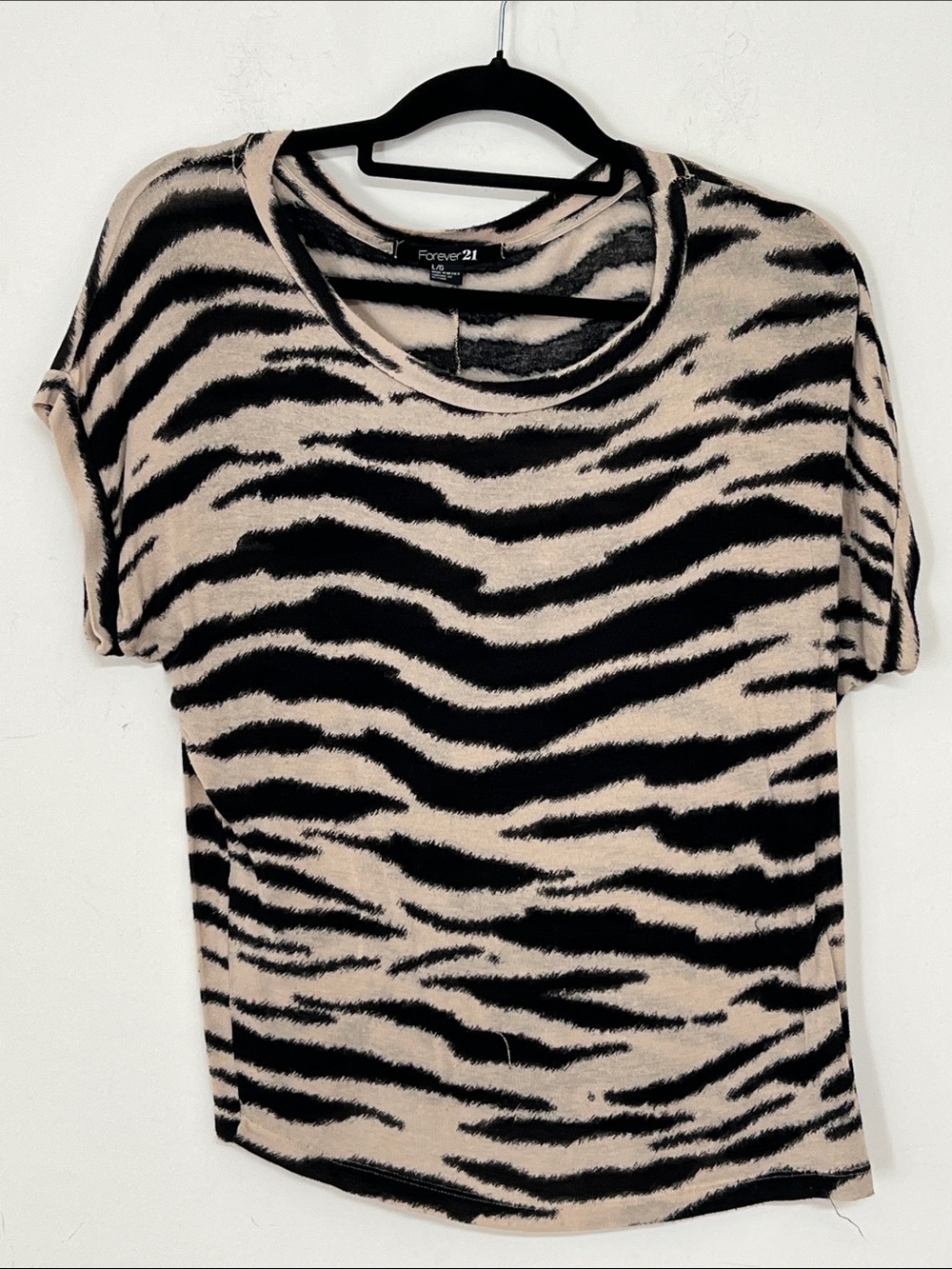 🌞 Forever 21 Black & Beige Zebra Stripe short sleejve relaxed fit Tee women L